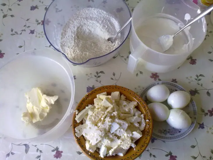 Пирог гведзели с сыром и яйцом: шаг 1