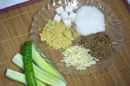 Огурцы с чесноком и перцем: шаг 1
