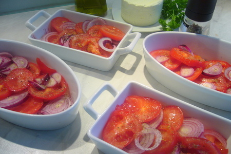 Запеченная  с помидорами и луком брынза: шаг 2