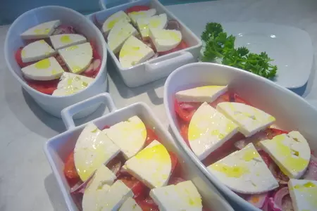 Запеченная  с помидорами и луком брынза: шаг 3