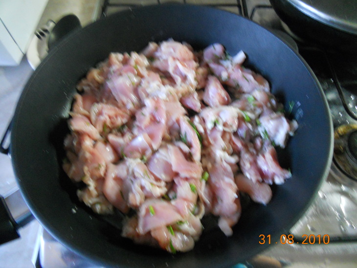 Филе кролика, запеченное в сметанно-сырном соусе с помидорами и грецким орехом: шаг 1