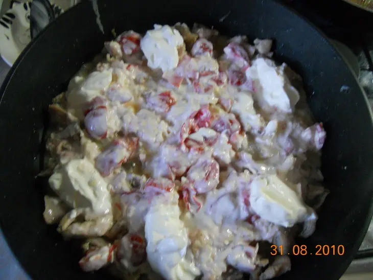 Филе кролика, запеченное в сметанно-сырном соусе с помидорами и грецким орехом: шаг 3