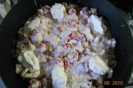 Филе кролика, запеченное в сметанно-сырном соусе с помидорами и грецким орехом: шаг 3