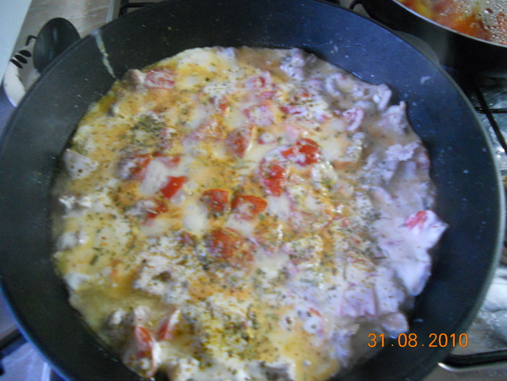 Филе кролика, запеченное в сметанно-сырном соусе с помидорами и грецким орехом: шаг 4
