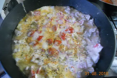 Филе кролика, запеченное в сметанно-сырном соусе с помидорами и грецким орехом: шаг 4