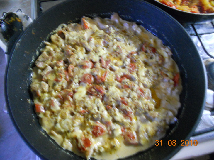 Филе кролика, запеченное в сметанно-сырном соусе с помидорами и грецким орехом: шаг 6