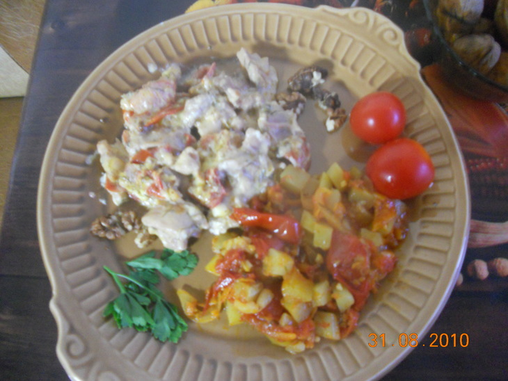 Филе кролика, запеченное в сметанно-сырном соусе с помидорами и грецким орехом: шаг 7