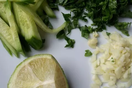 Закуска  №1  креветки маринованные.закуска№2 с лососем и огурцом! дуэль.: шаг 15