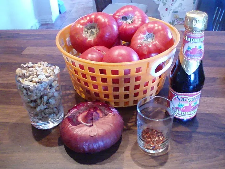 Салат из помидор с орехами по-мужски: шаг 1