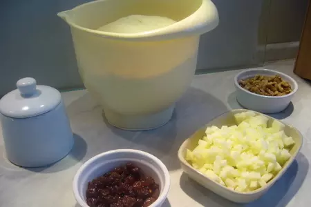 Булочки-улитки с яблоками, изюмом и орехами: шаг 1
