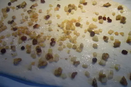 Булочки-улитки с яблоками, изюмом и орехами: шаг 3