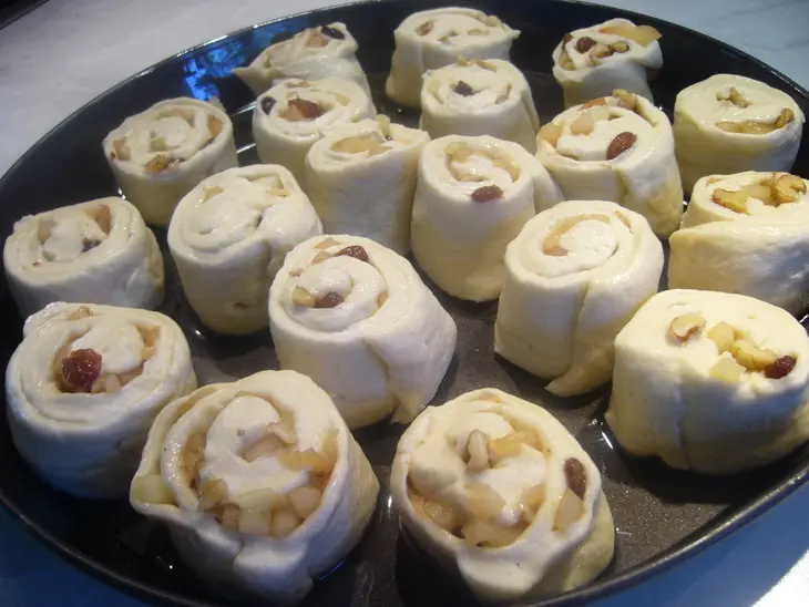 Булочки-улитки с яблоками, изюмом и орехами: шаг 4
