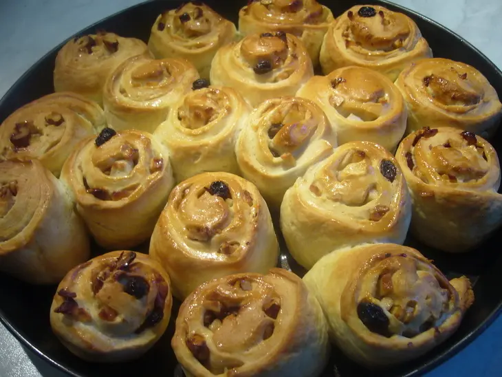 Булочки-улитки с яблоками, изюмом и орехами: шаг 5