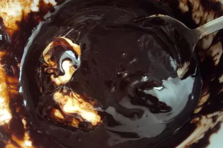 Пирожное с брауни и муссом из молочного шоколада и карамели /дуэль: шаг 1