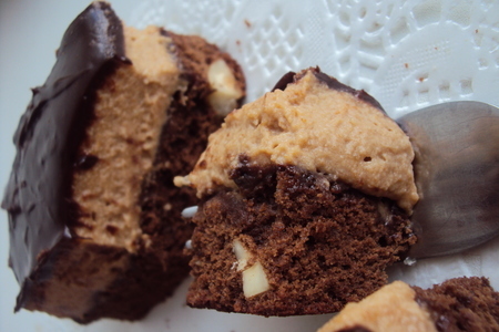 Пирожное с брауни и муссом из молочного шоколада и карамели /дуэль: шаг 9