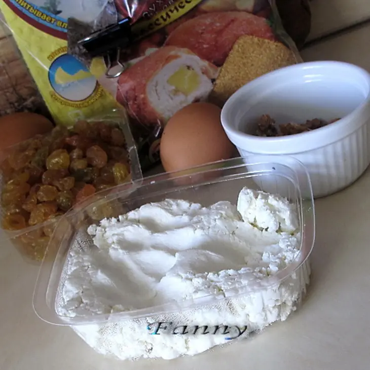 Творожный пудинг с орехами и изюмом: шаг 1