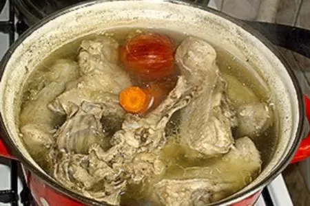 Куриный бульон с цветными сухариками: шаг 2