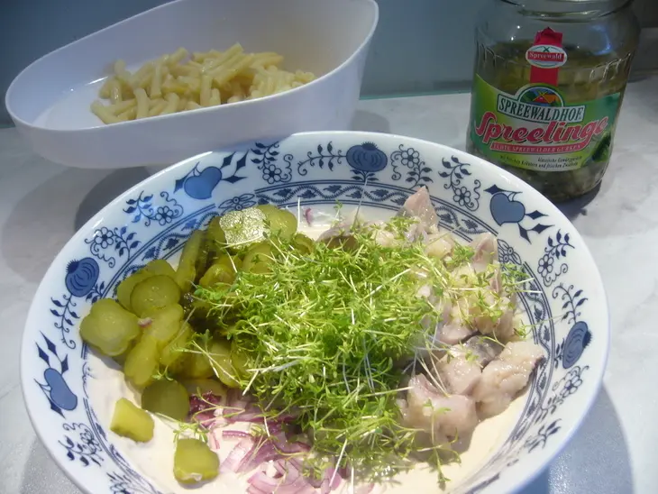 Макаронный салат с селедкой: шаг 2