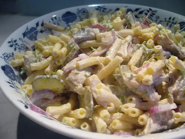 Макаронный салат с селедкой: шаг 3