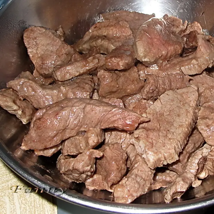 Тушеное мясо с грибами по-славянски: шаг 1
