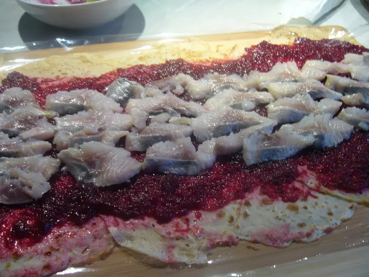 Закуска „блин! селедка, блин!“ или роллы „шуба“: шаг 7