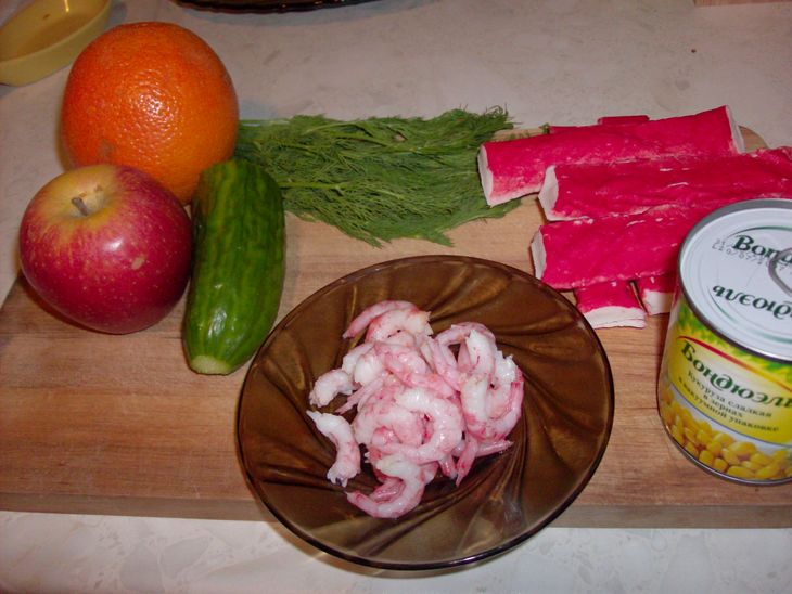 Салат с креветками и крабовыми палочками: шаг 1