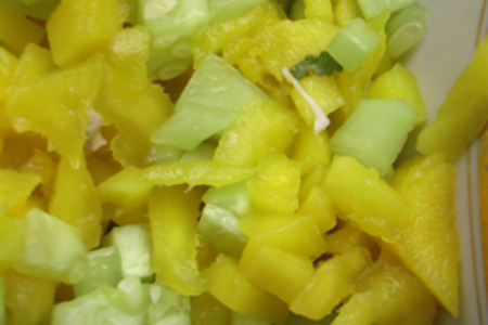 Салат с крабами и манго: шаг 2