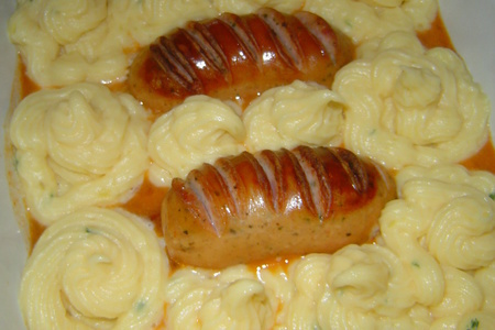 Картофельная запеканка с регенсбургскими колбасками(шпикачками) на капустной подстилке: шаг 1