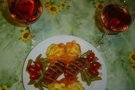 Картофельная запеканка с регенсбургскими колбасками(шпикачками) на капустной подстилке: шаг 3