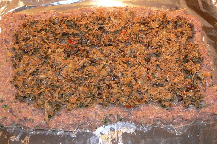 Мясной рулет с грибным соусом: шаг 2