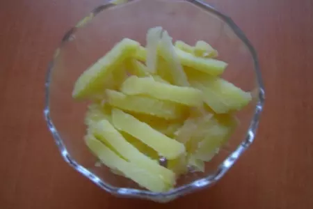 Салат с кальмарами: шаг 1