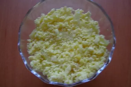 Салат с кальмарами: шаг 2
