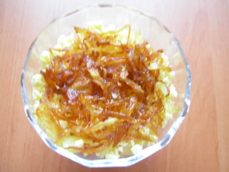 Салат с кальмарами: шаг 3
