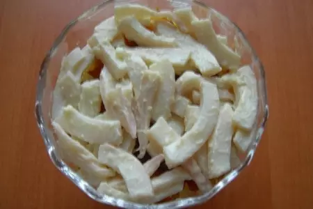 Салат с кальмарами: шаг 4