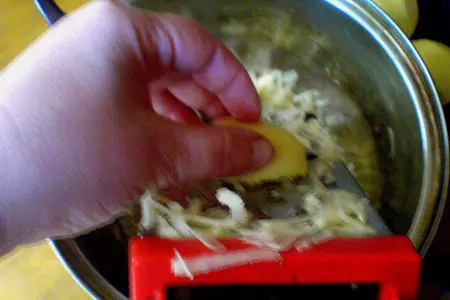 Хрустящие драники с шампиньонами: шаг 7