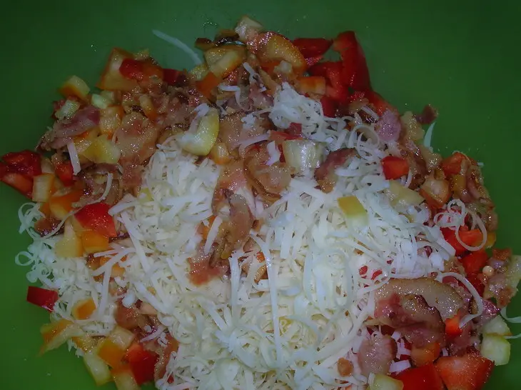 "кубики" закусочные с сыром,  беконом и болгарским перцем: шаг 4