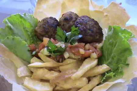 Пикантные мини-котлетки с картошечкой и овощами в корзиночках из  теста фило: шаг 2