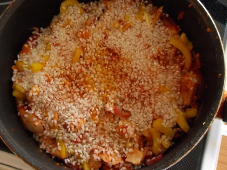 Паэлья с морепродуктами и курицей: шаг 3