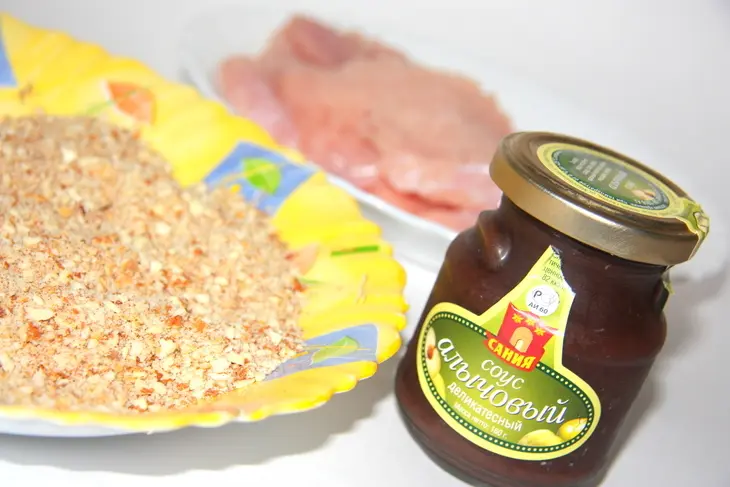 Отбивные из индейки в маринаде из алычи и в ореховой панировке.: шаг 1