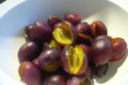 Пирог со сливами и орехами: шаг 1