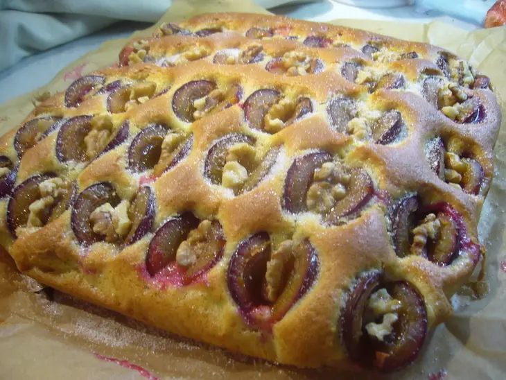 Пирог со сливами и орехами: шаг 4