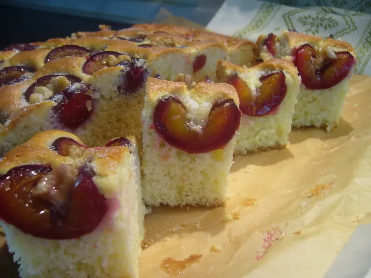 Пирог со сливами и орехами: шаг 5