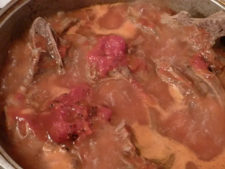 Баранина под красным соусом с макаронами по-критски: шаг 4