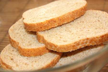 Омлет хлебный с малиной и миндалем (быстый и полезный завтрак).: шаг 1