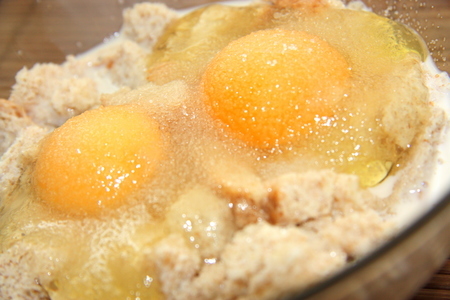 Омлет хлебный с малиной и миндалем (быстый и полезный завтрак).: шаг 2