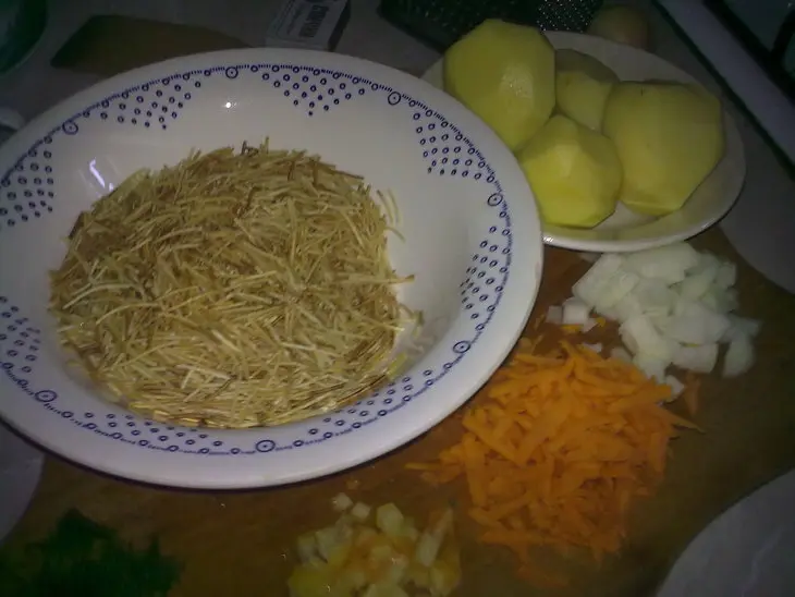 Суп с куриной шеикой и вермишелькой: шаг 1