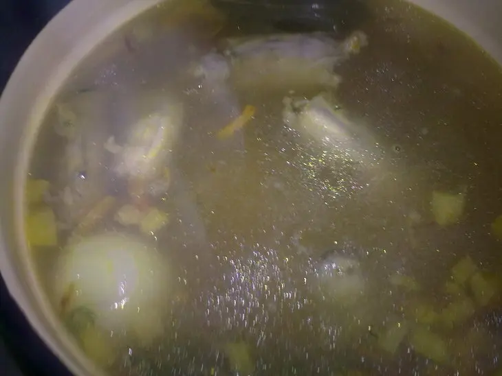 Суп с куриной шеикой и вермишелькой: шаг 6