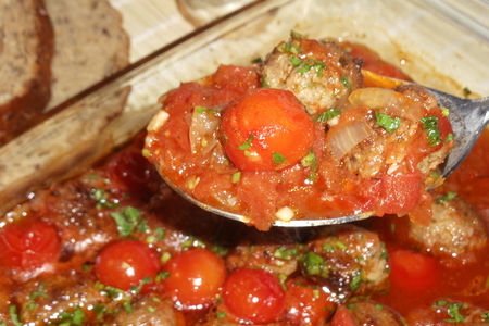 Тефтели в томатном cоусе с помидорами черри: шаг 8