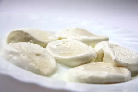 Отварное безе (снежки, плавающие острова)  и воздушный клубничный десерт из него.: шаг 3