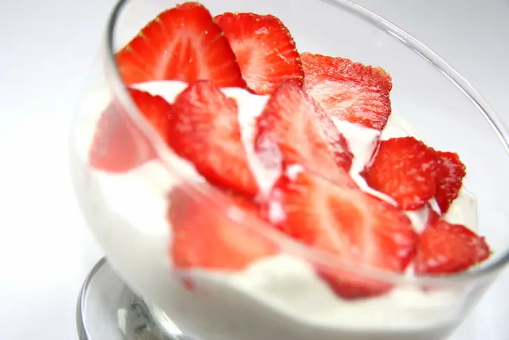 Отварное безе (снежки, плавающие острова)  и воздушный клубничный десерт из него.: шаг 6